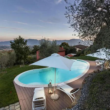 Lush Villa In Tuscan Countryside