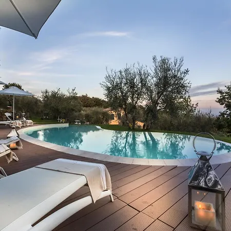 Lush Villa In Tuscan Countryside