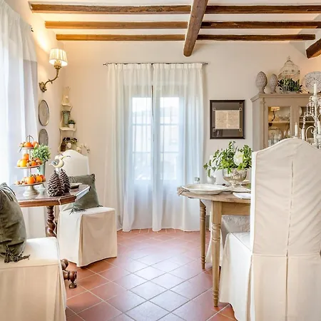 Lush Villa In Tuscan Countryside *