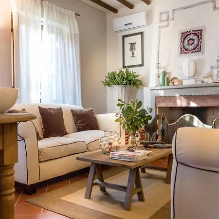 Lush Villa In Tuscan Countryside Villa *
