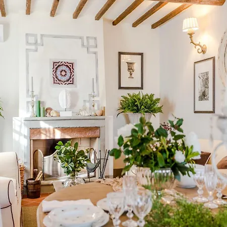 Lush Villa In Tuscan Countryside
