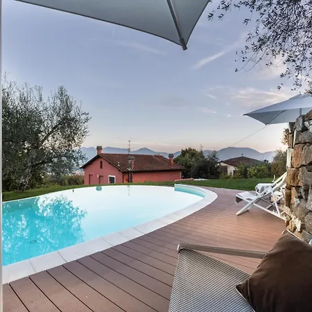 Lush Villa In Tuscan Countryside Villa