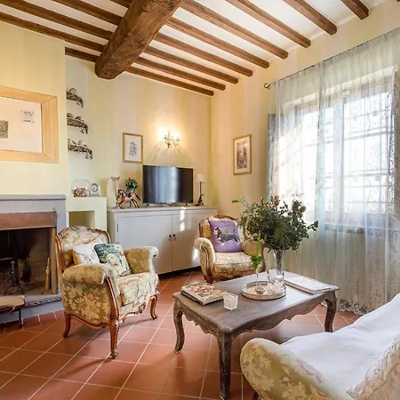 Lush Villa In Tuscan Countryside